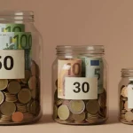 botes-llenos-monedas-billetes-euro-ahorro